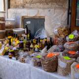 Proseguiamo sulla stradina e, prima di andare a incontrare l�ultimo negozio di souvenir, ci fermiamo davanti ad �Allegrezza�, locale gestito da Vincenzo, figlio del �mitico� garzone Nanine du mmiire. Qui sul tavolo sono esposti vari tipi di taralli e di pasta, oltre a bottiglie di alcolici e di olio, barattoli di legumi e sacchetti con mandorle e noci